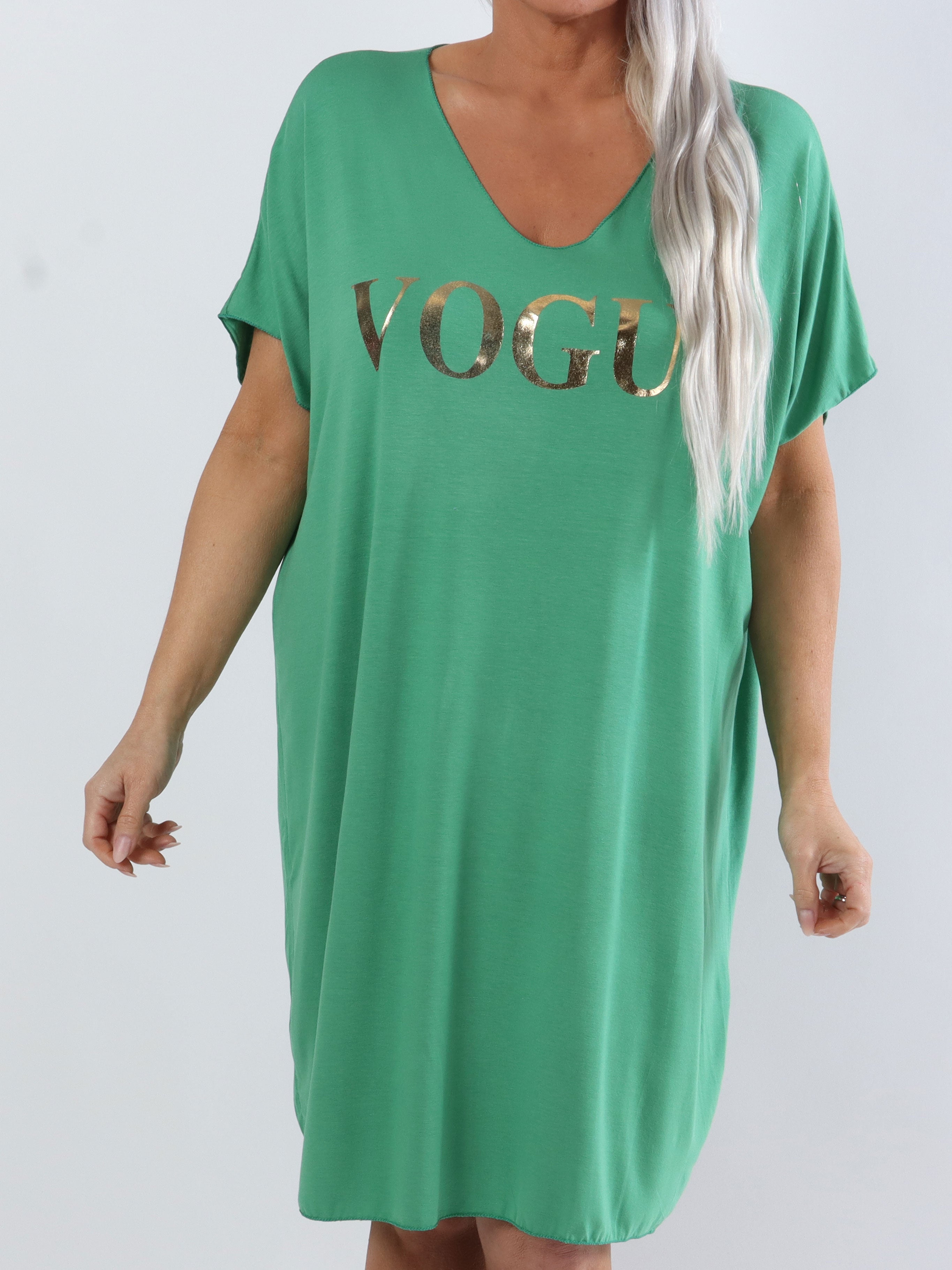Vogue - Plus size t-shirtkjole i viskose med guld skrift